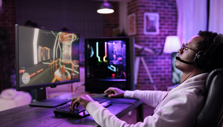 Nova lei no Brasil torna xingamento em jogos online um crime. Descubra como isso impacta o comportamento dos gamers e a comunidade virtual.