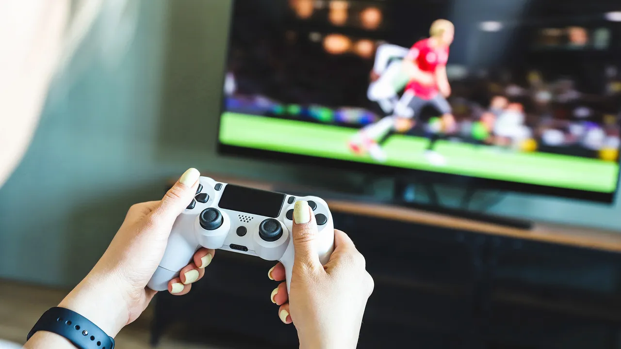 Proteja seu PS5 de surpresas elétricas! Adquira o iClamper agora e garanta jogos ininterruptos. Não espere o próximo raio cair!