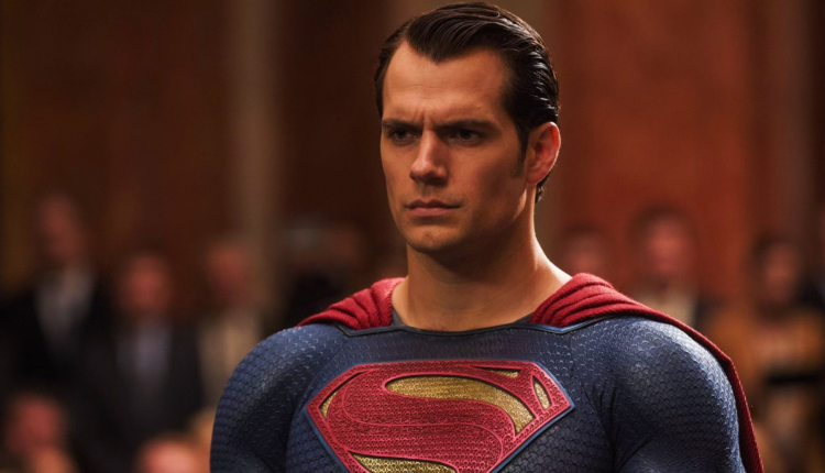 Descubra agora se Superman prefere PlayStation ou Xbox! Clique aqui e veja a escolha surpreendente de Henry Cavill!