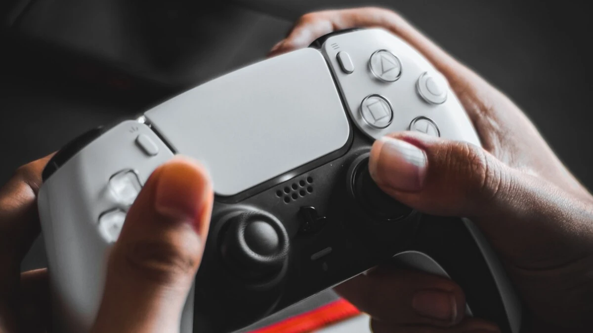 Prepare-se para a avalanche de novos jogos de PlayStation chegando esse mês! Não perca nenhum lançamento!