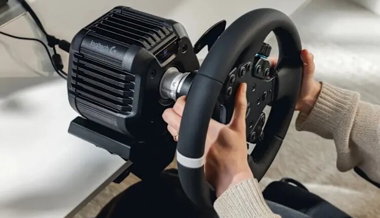 Logitech lança volante RS50 no Brasil